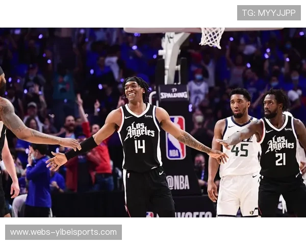 萨巴利与洛伊德末节对飙三分,比分交替上升